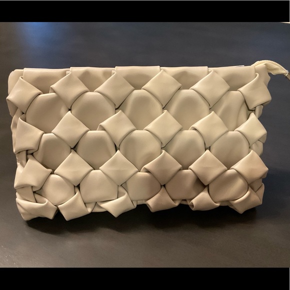 Weave Clutch-FREE with gowns over $200 - Picture 2 of 4